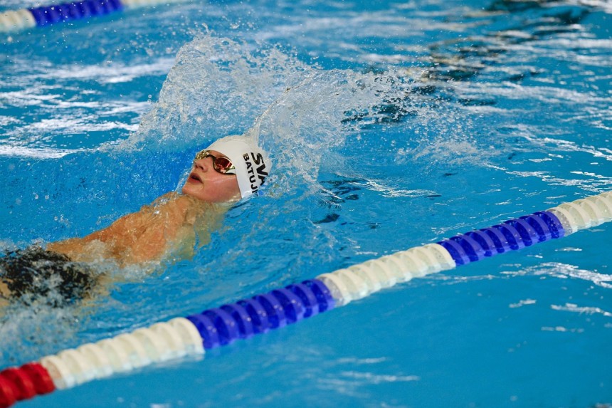 a beautifull girl is swimming