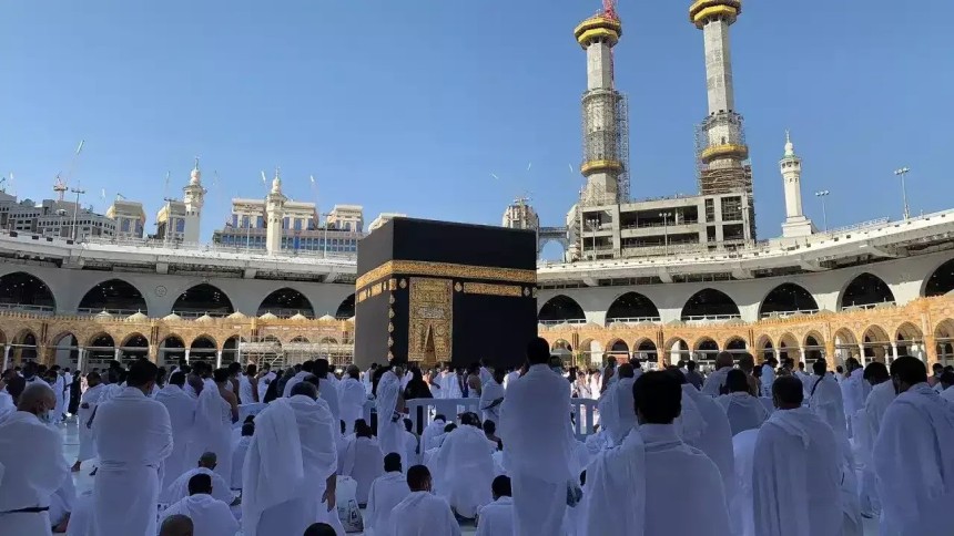 Pilgrims Performing Tawaf Around the Holy Kaaba in Makkah
