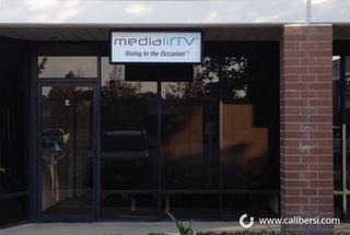 Why Shopping Centers Prefer Cabinet Signs for Tenant Branding