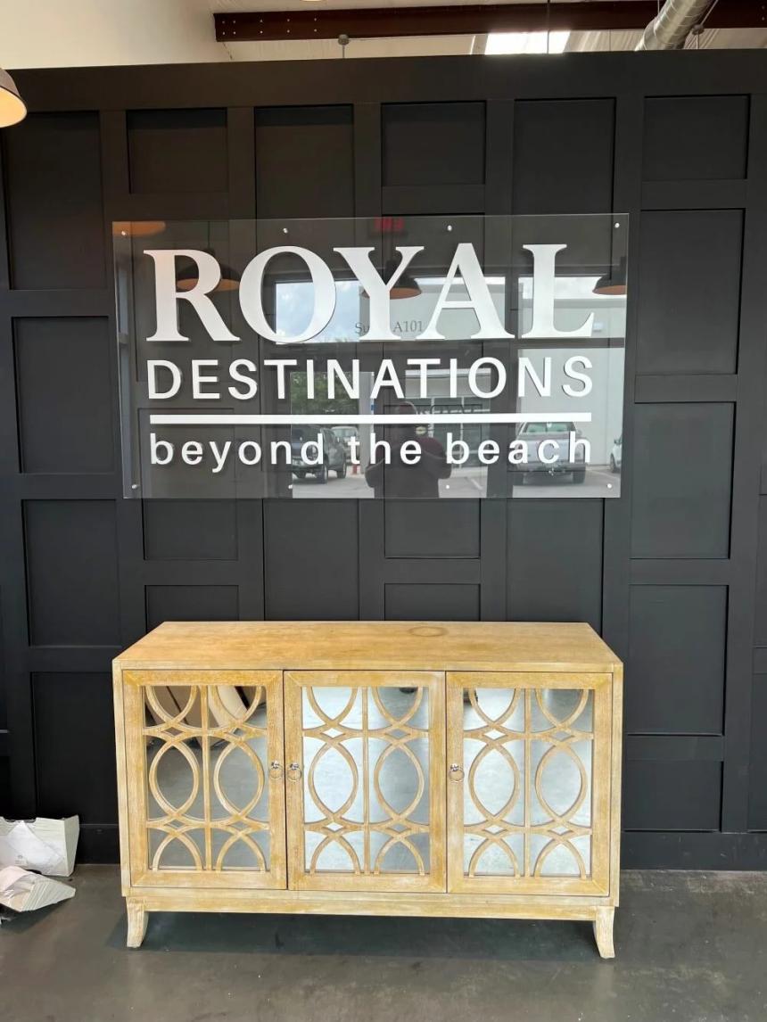 Why Businesses in Panama City Beach Prefer Custom Acrylic Signs for Interior Branding
