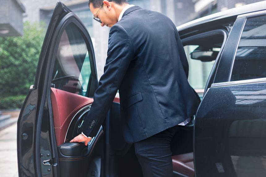 Why More Business Executives Prefer Chauffeur Services in Riyadh